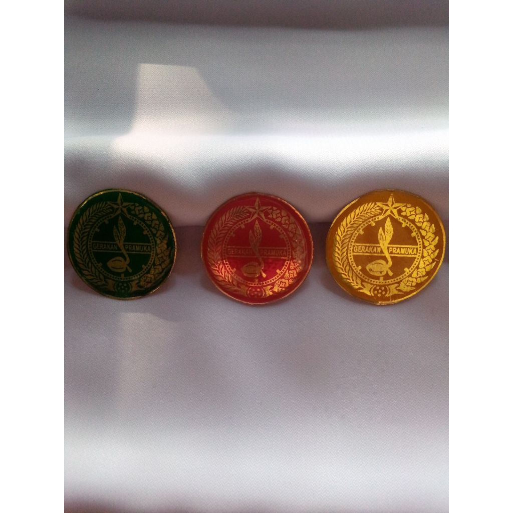 tanda topi wanita warna merah kuning hijau