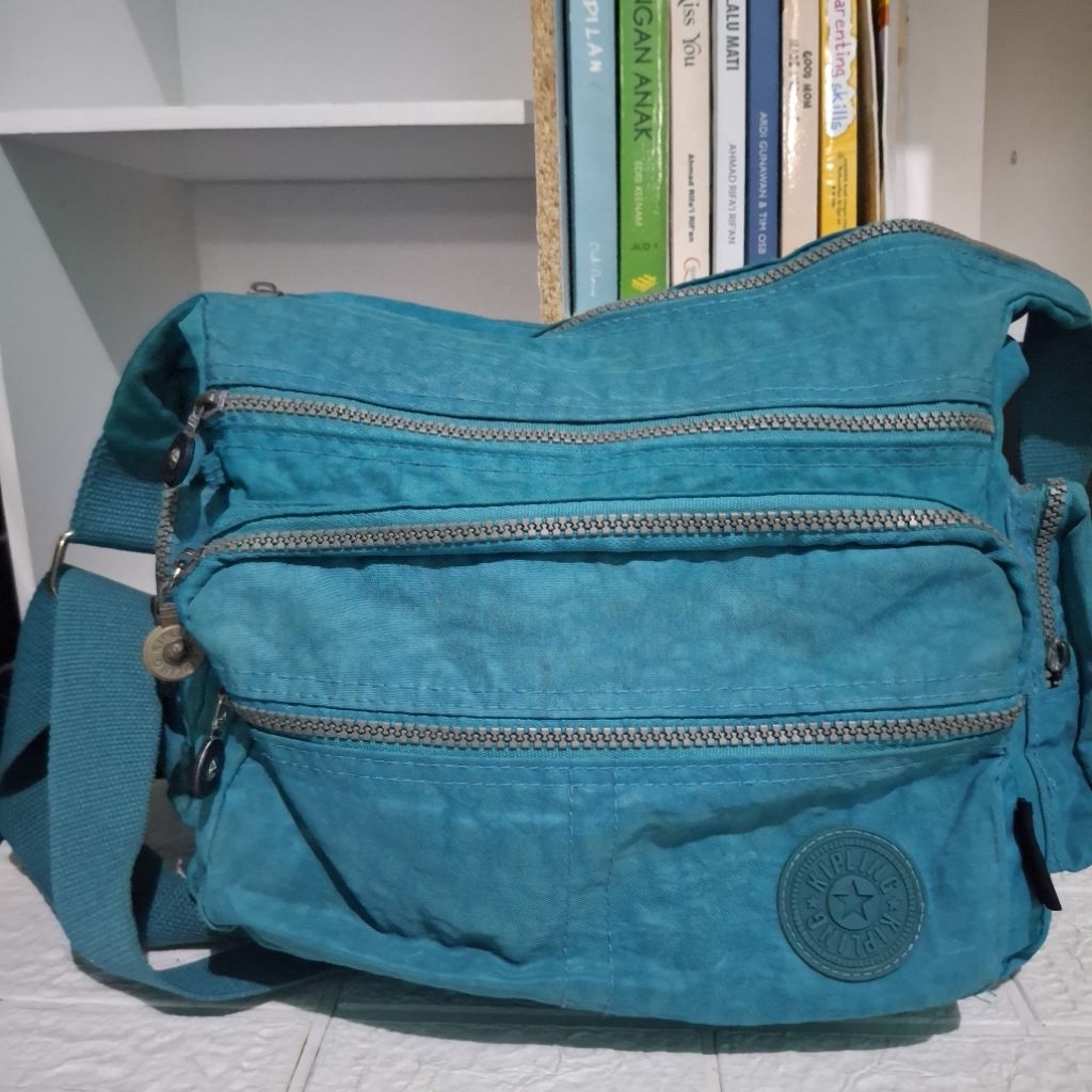 Preloved Tas Selempang Kipling Biru Tosca