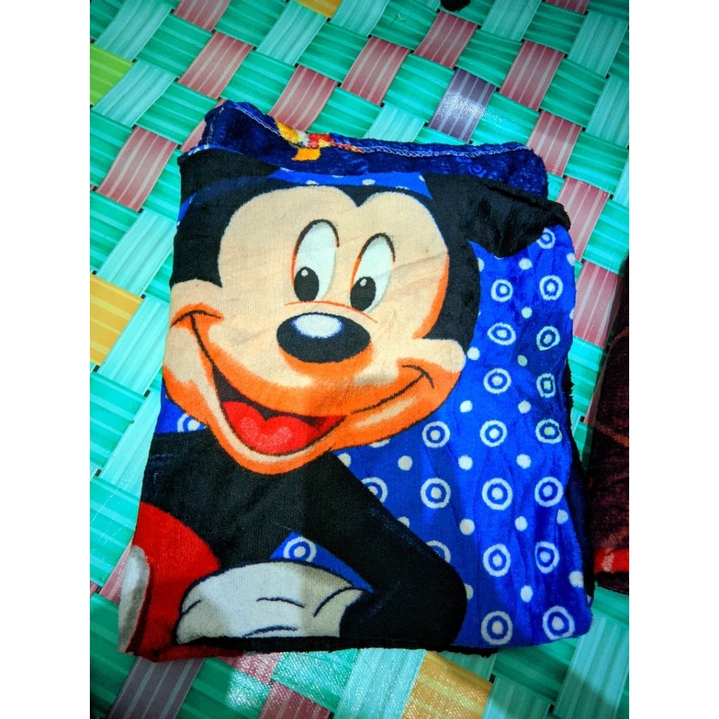 selimut bulu motif mickey mouse