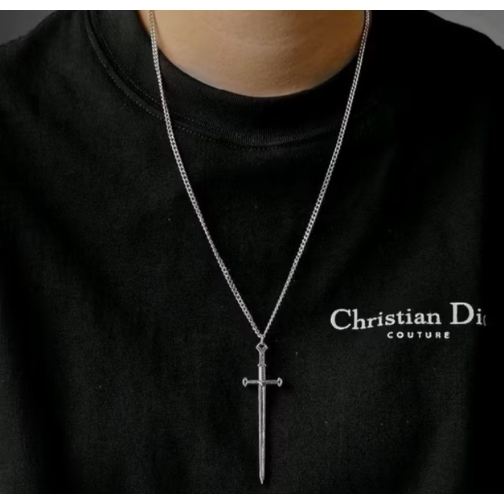 Kalung Titanium Model Liotin Pedang Pria Wanita Anti Karat