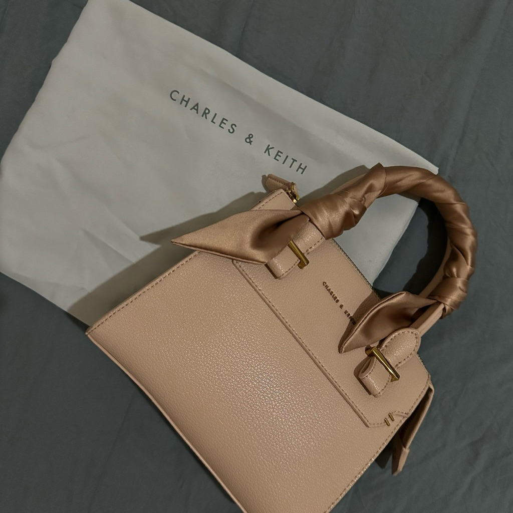 charles n keith pink bag // charles n keith handbag // charles n keith crossbody bag // charles and 