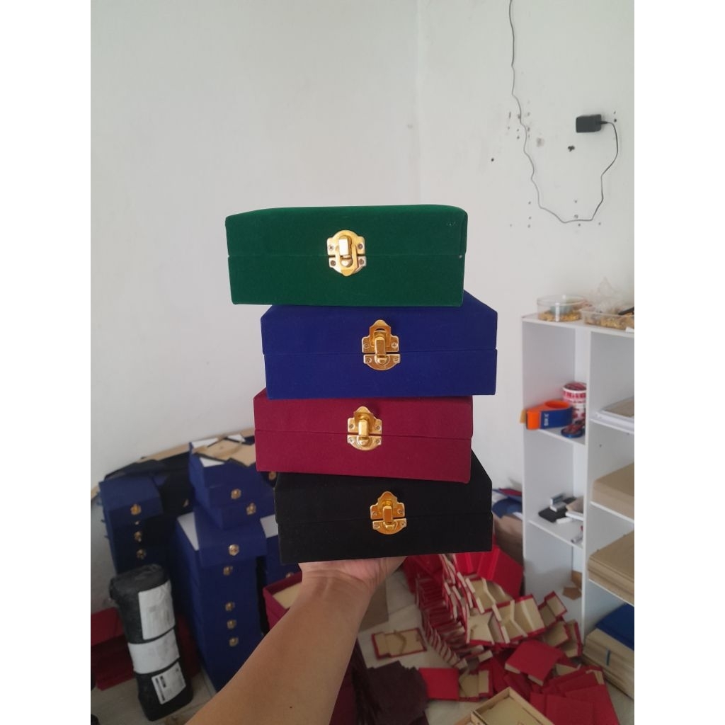 box buludru 22-24 x 17 x 5
