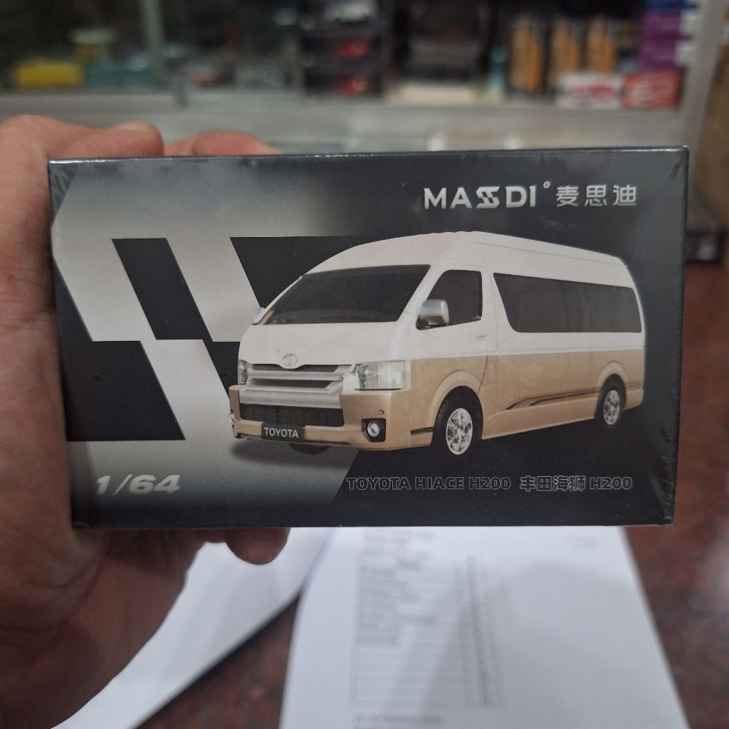 Masdi Diecast Skala 64 Toyota Hiace Two Tone Luxury Version