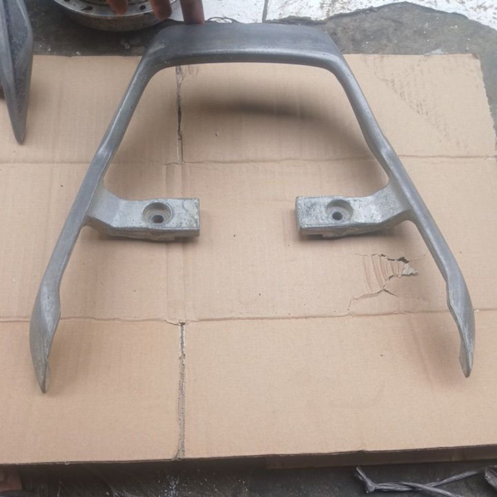 BEHEL BEGEL PEGANGAN JOK BELAKANG KAWASAKI ZX 130 cc