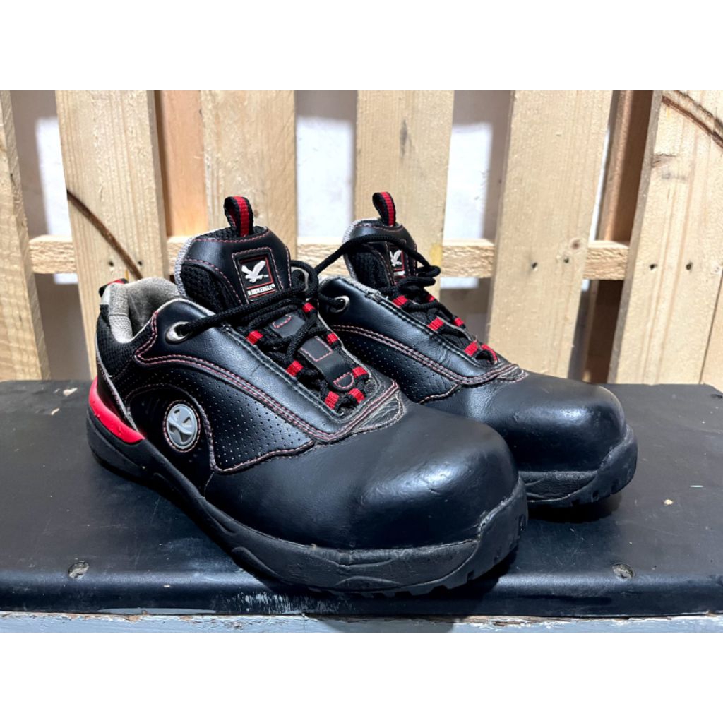 sepatu safety ujung besi Black eagle sz 39