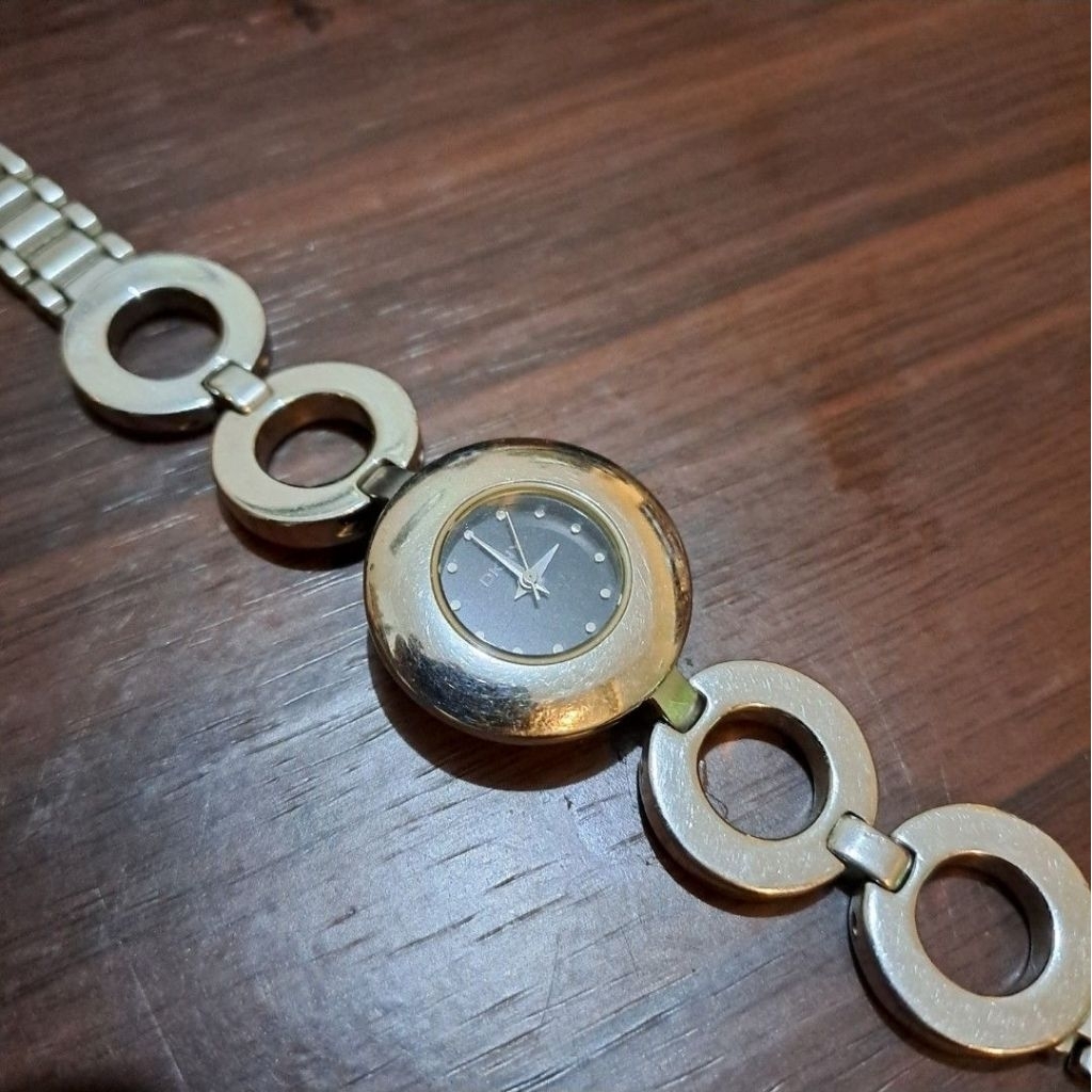 (Preloved) Jam Tangan Wanita DKNY