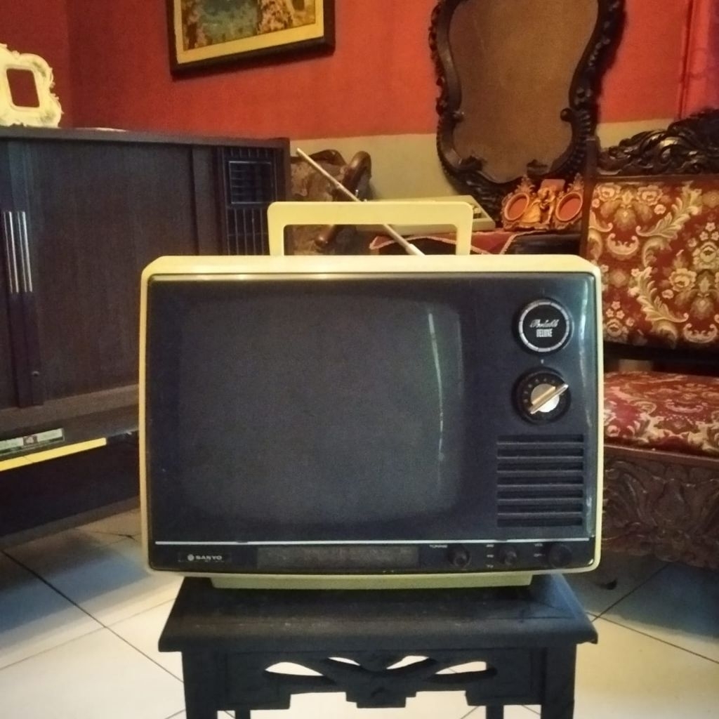 Tv televisi jadul antik vintage Merk Sanyo lawas kuno