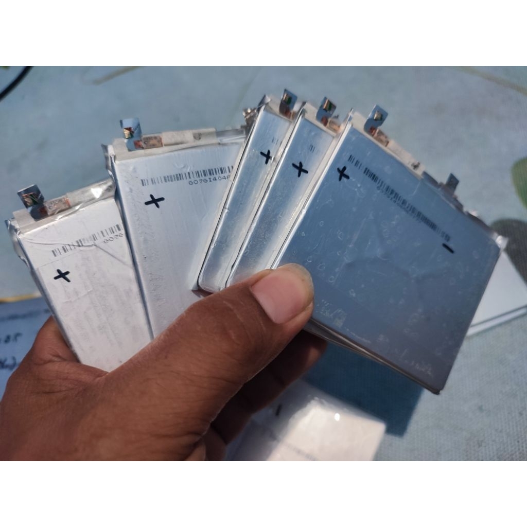 BATERAI LITHIUM POLYMER BEKAS LAPTOP BAGUS MURAH UKURAN 7CM X 8,5CM 4830 mAh TERTULIS