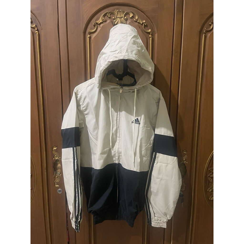 Adidas Essentials 3-Stripes windbreaker jacket size L
