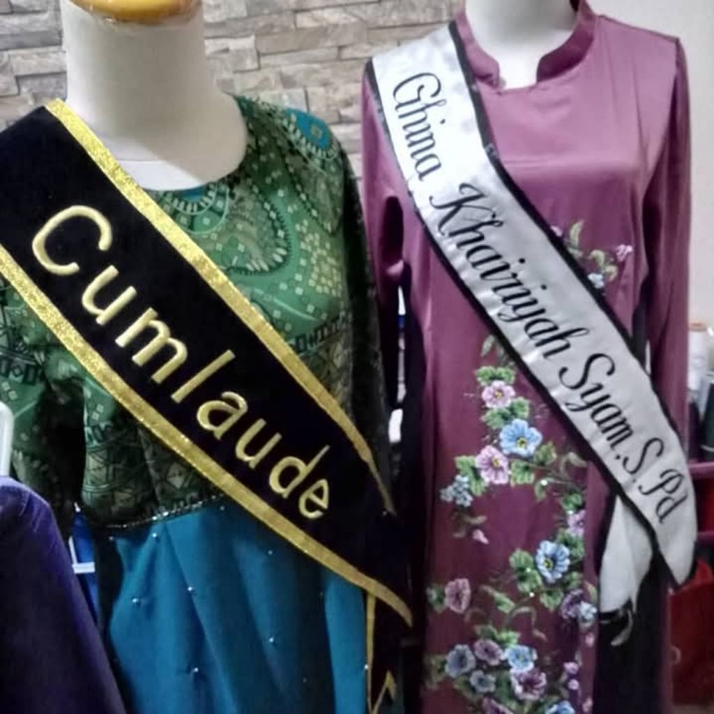 1hari jadi selempang wisuda nama dan gelar/selempang bludru pita (bahan bludru pilihan tebal lembut 