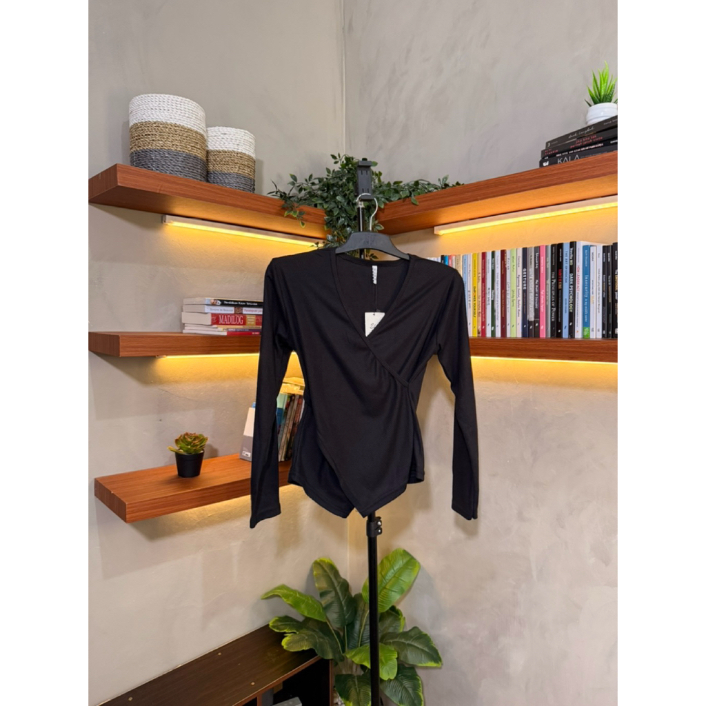 [PRELOVED] Knitwear Wrap Top Knit warna Hitam