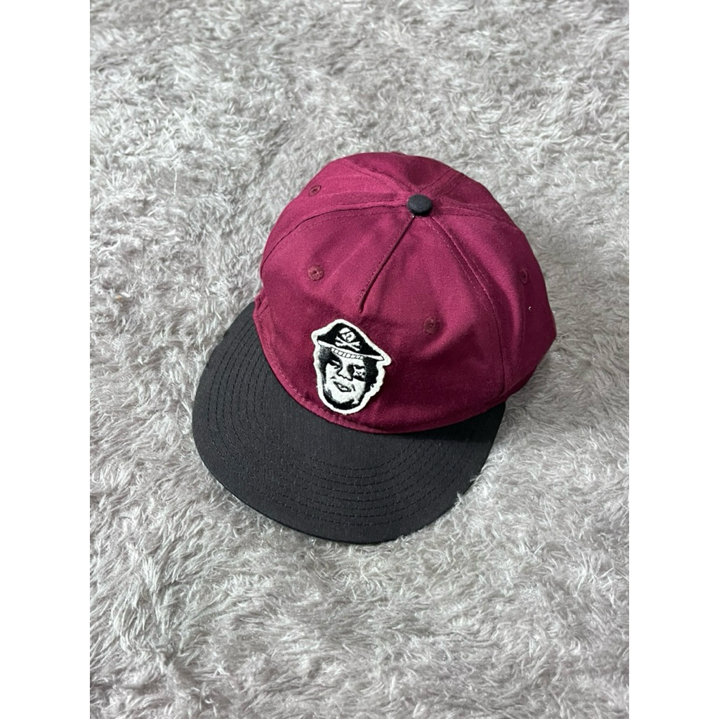 Topi obey maroon