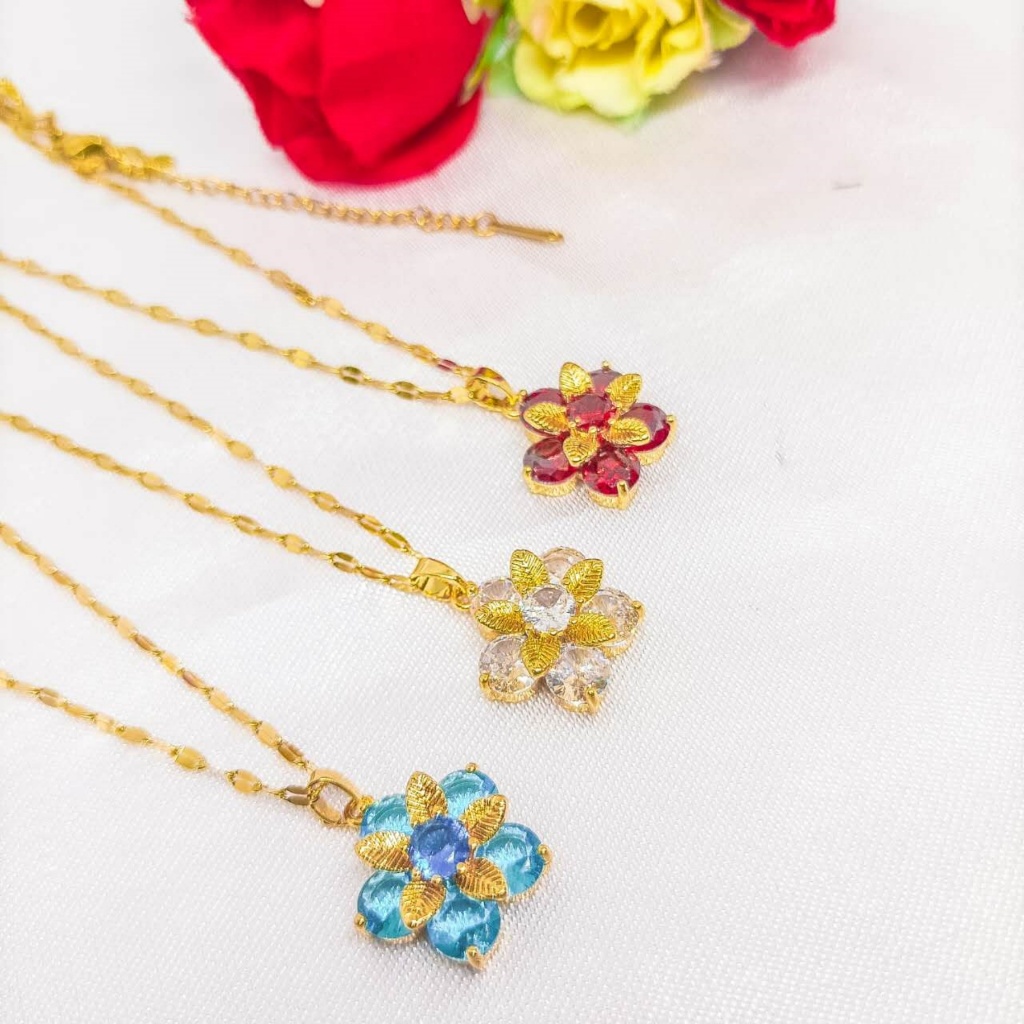Kalung liontin bermotif bunga gaya Tiongkok berlapis emas 24 karat.