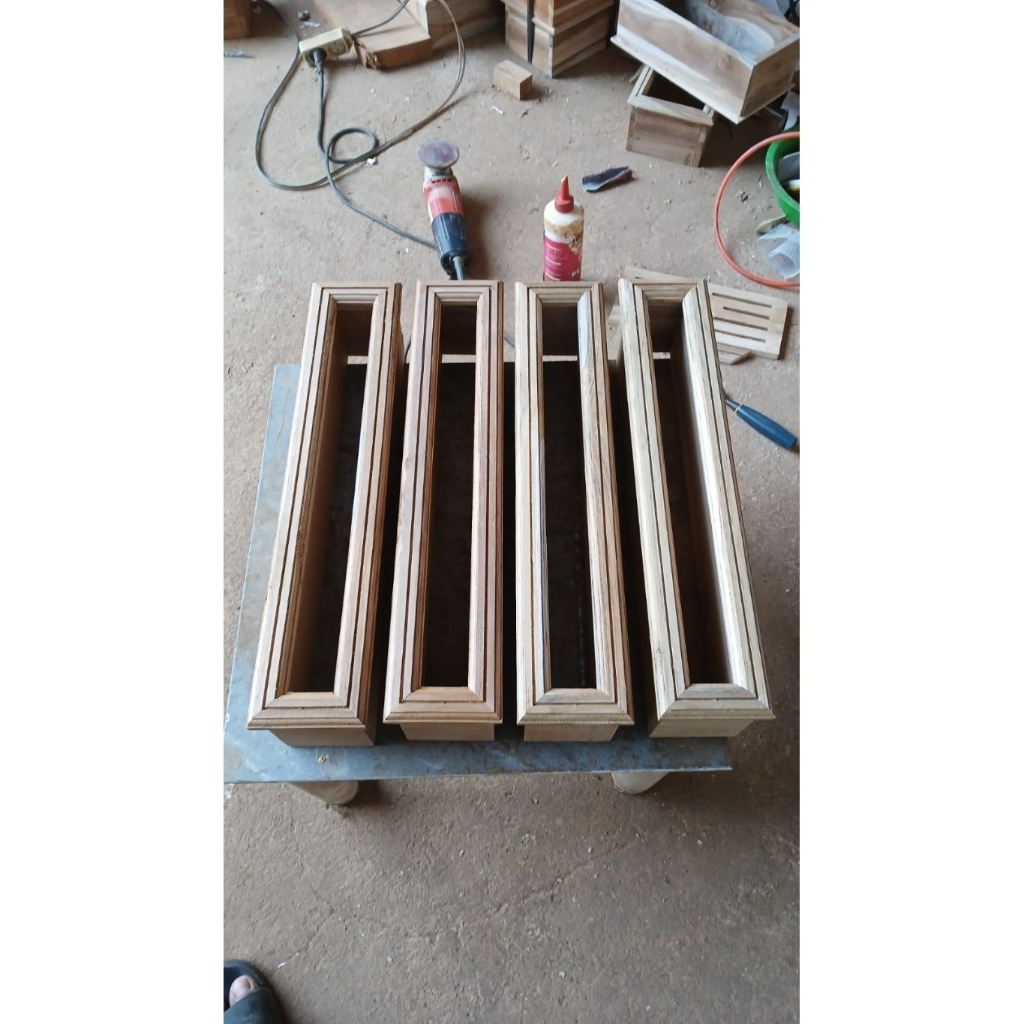 LOSTER KAYU JATI MINIMALIS