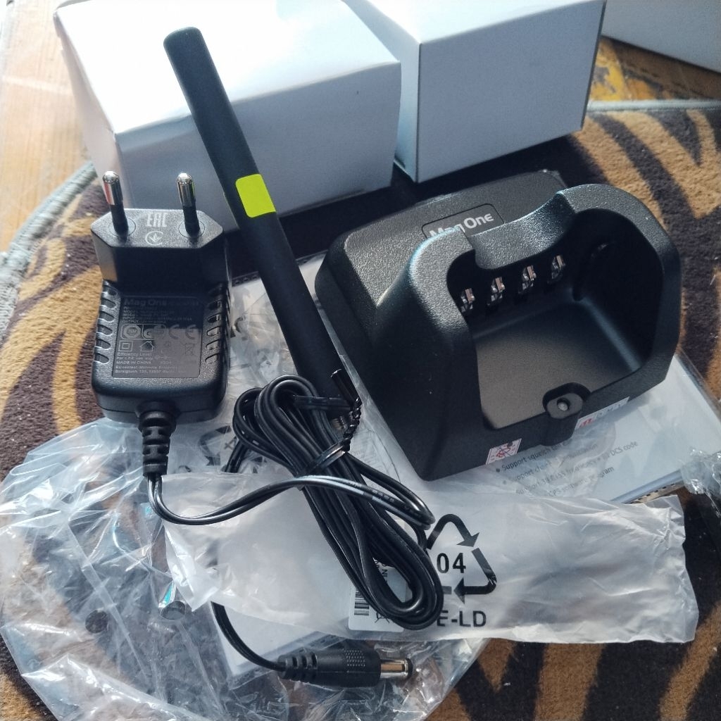 charger HT Mag OnE VZ-28 New /12V ,Cas HT Motorola Original