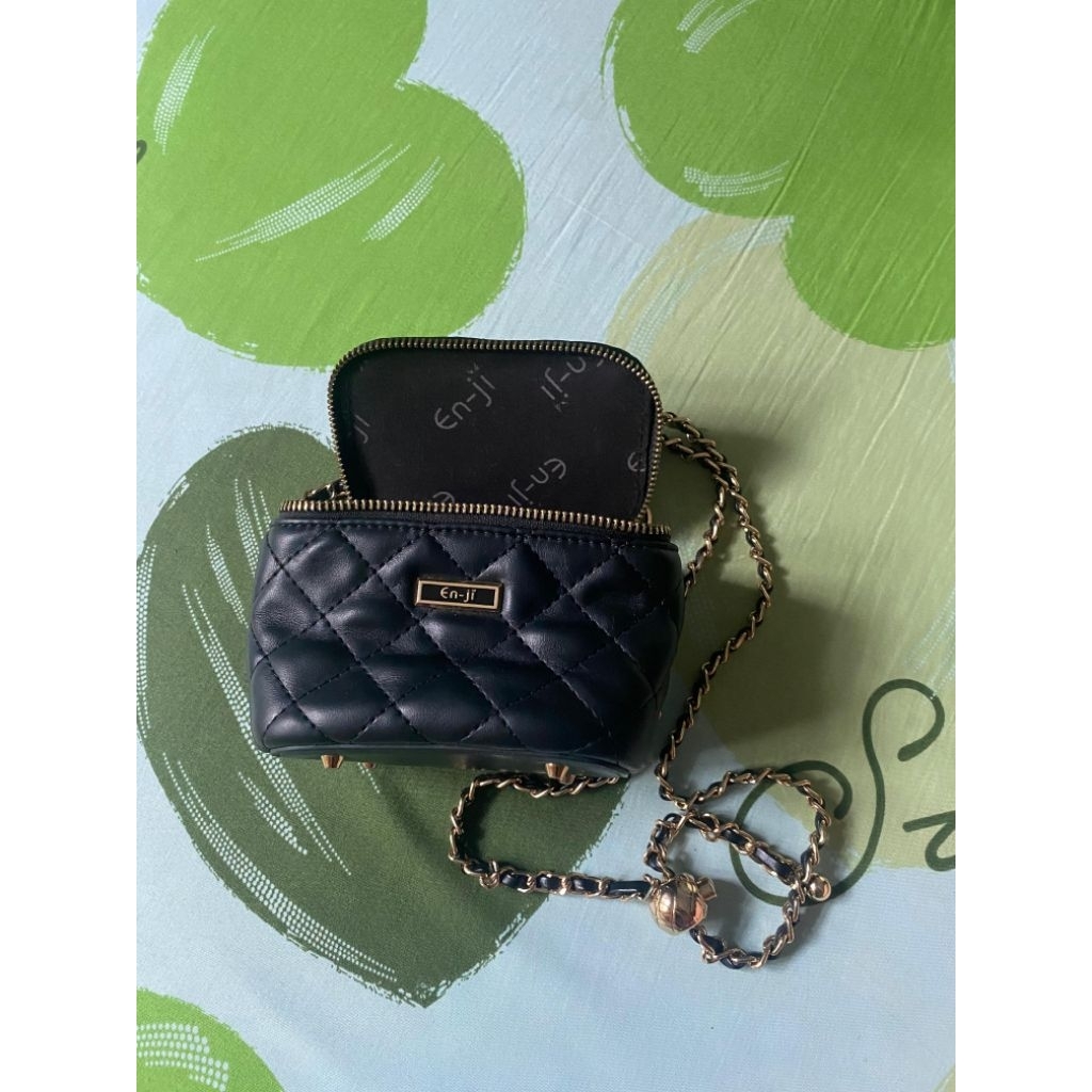 tas kecil Enji hitam
