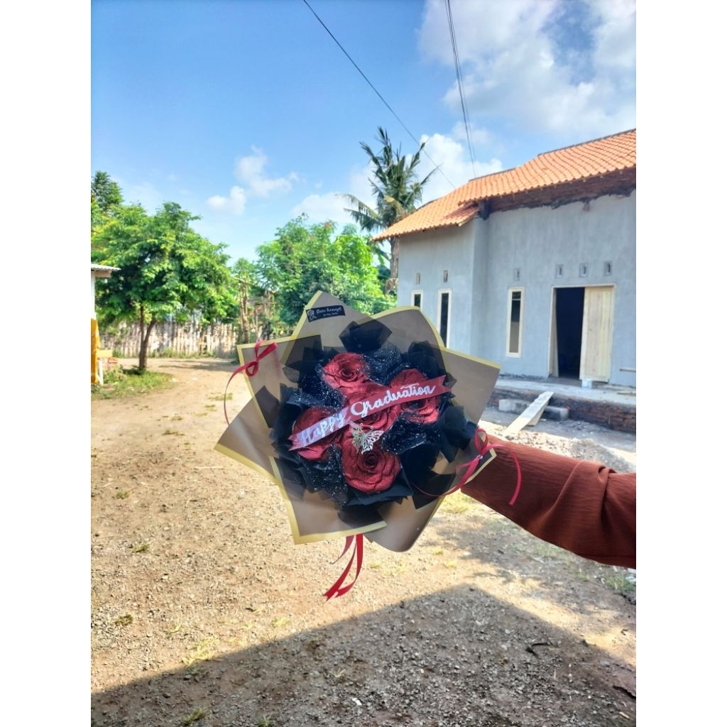 round buket pita satin maroon 5 tangkai plus tile salju dengan chellopane hitam polos dan tulisan ha