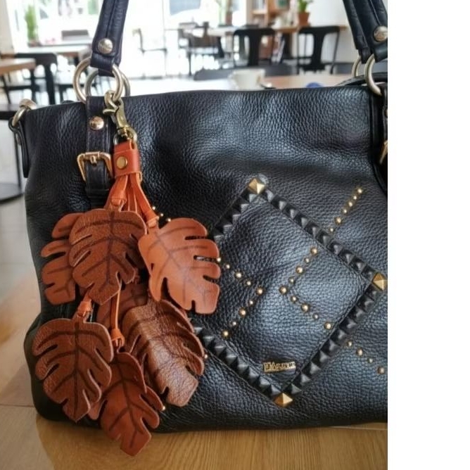 Bagcharm monstera kulit asli gantungan kunci daun monstera