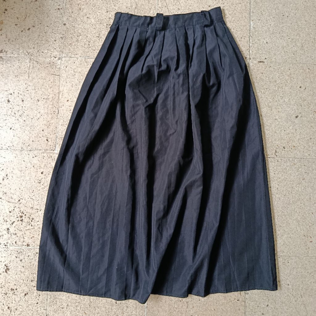 PL rok sekolah hitam bahan licin / button 29