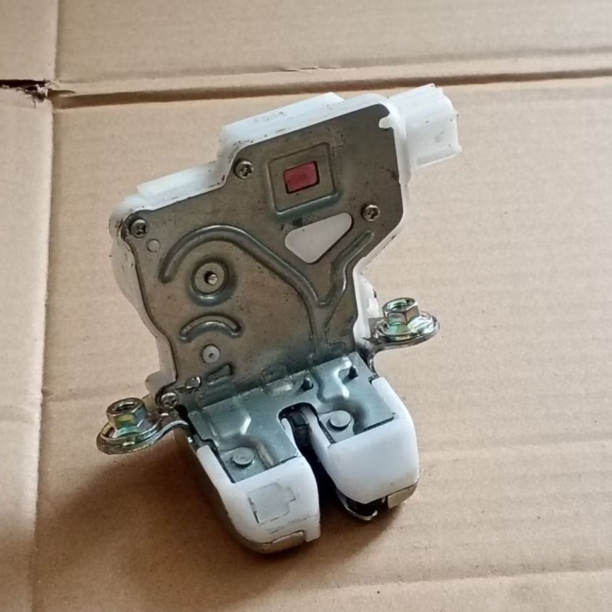 Door Lock Bagasi atau Kunci Pintu Belakang All New Rush Terios 2018-2024 Original