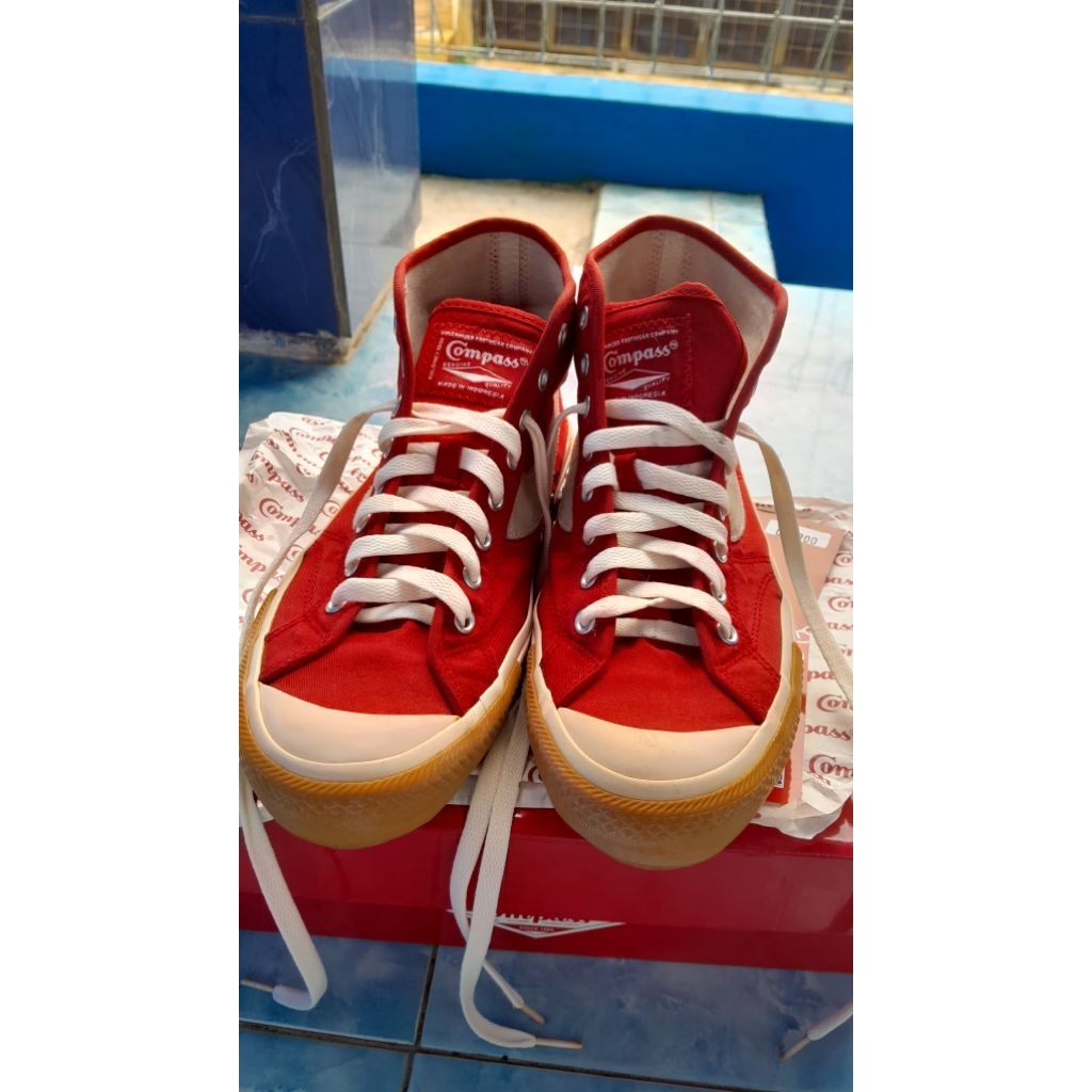 preloved sepatu Compass KG175