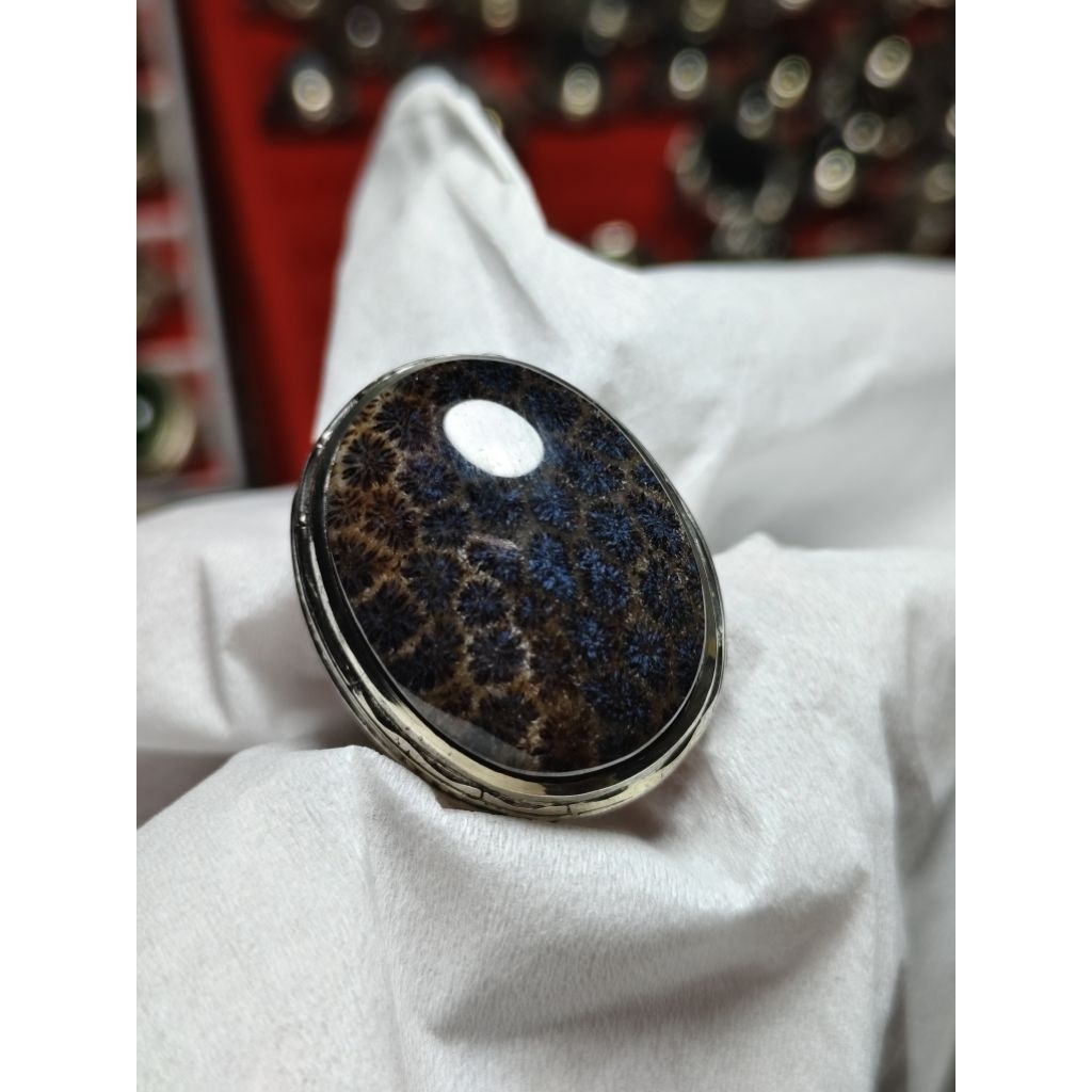 BATU AKIK TERATAI HITAM DI SENTER MERAH NATURAL BATU ASLI ALAM