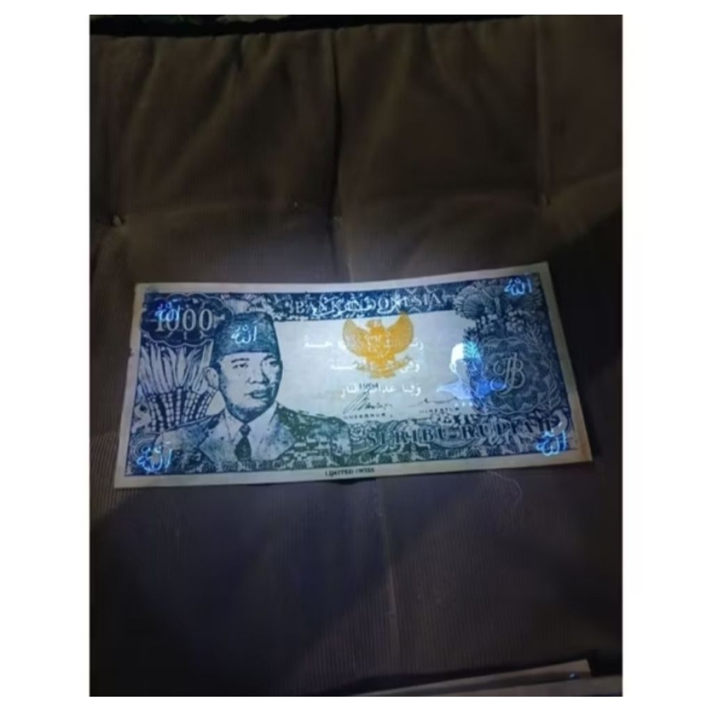 Souvenir uka² Uang soekarno 1964 melengkung