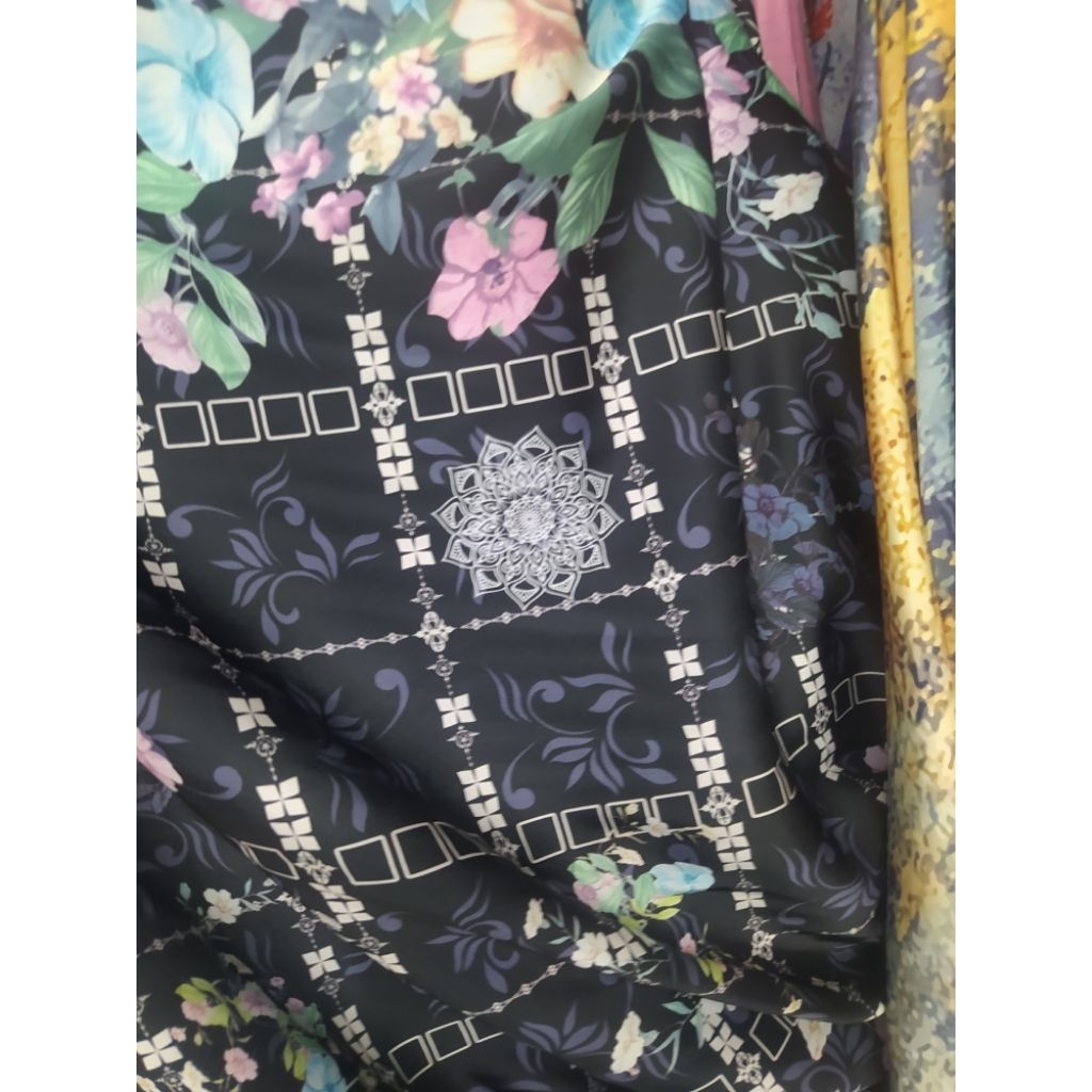 Kain Armani Silk motif bunga