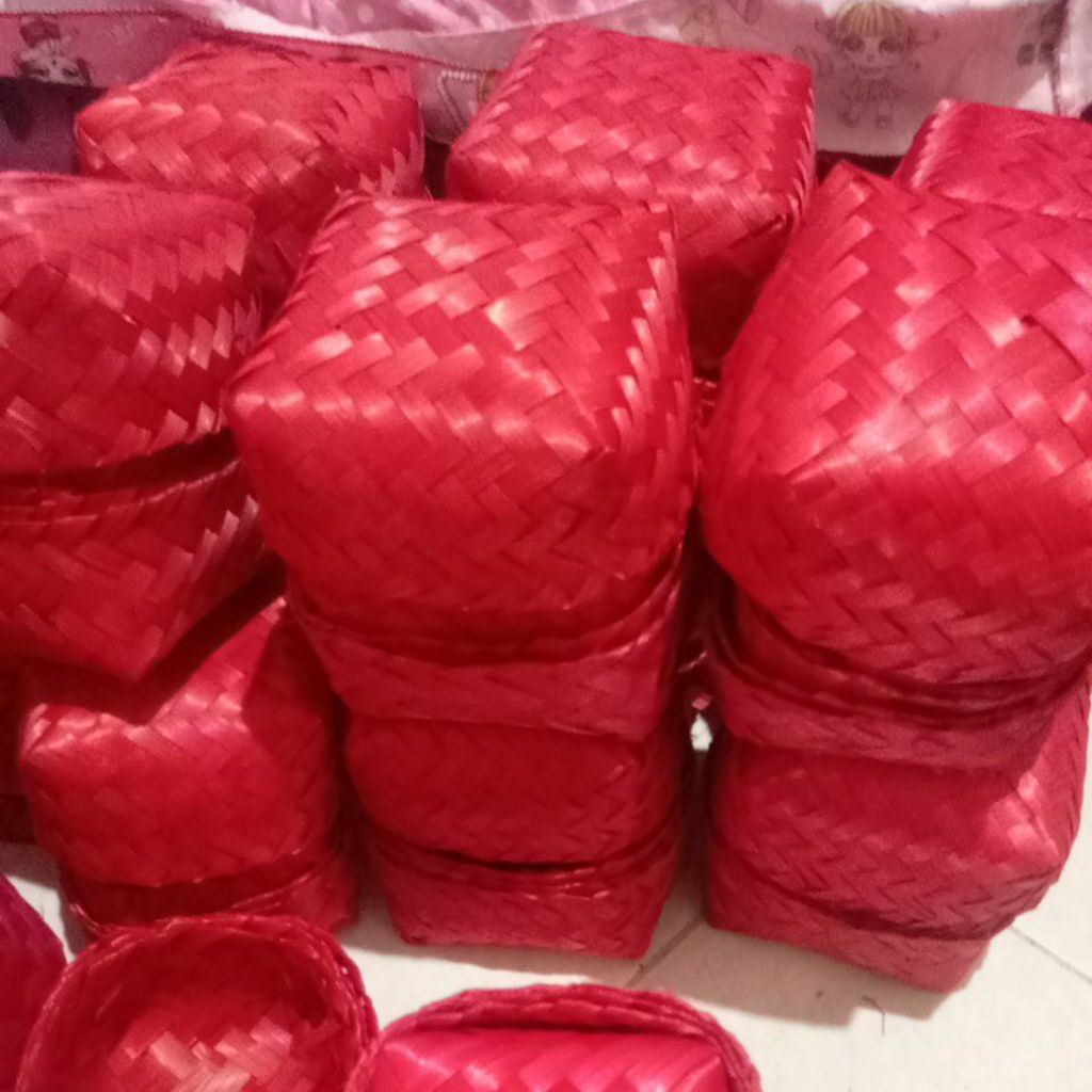 besek bambu warna merah UK 10x10/sepasang