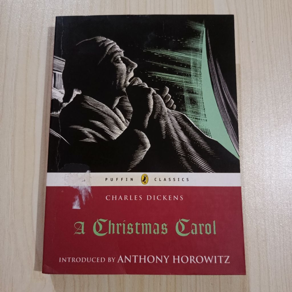 A Christmas Carol by Charles Dickens (Puffin Classics)