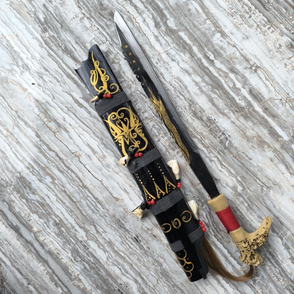 Mandau senjata Tajam pusaka khas suku adat dayak asli kalimantan