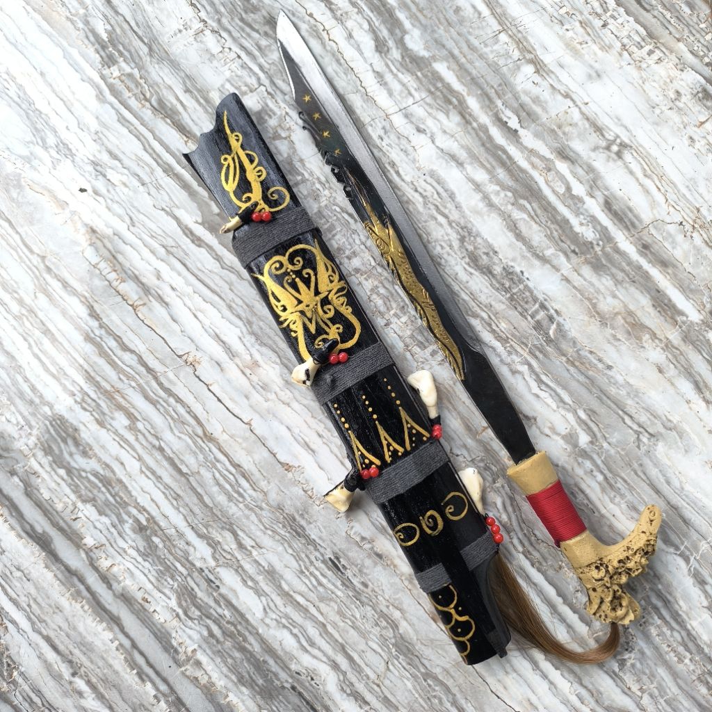 mandauu pusaka khas suku adat dayak asli kalimantan