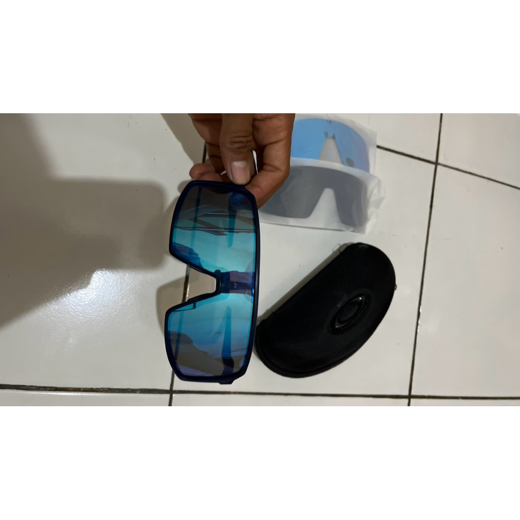 Kacamata Oakley Sutro