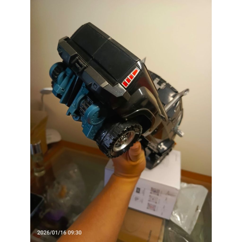 mainan robot Transformer iron hide ukuran jumbo