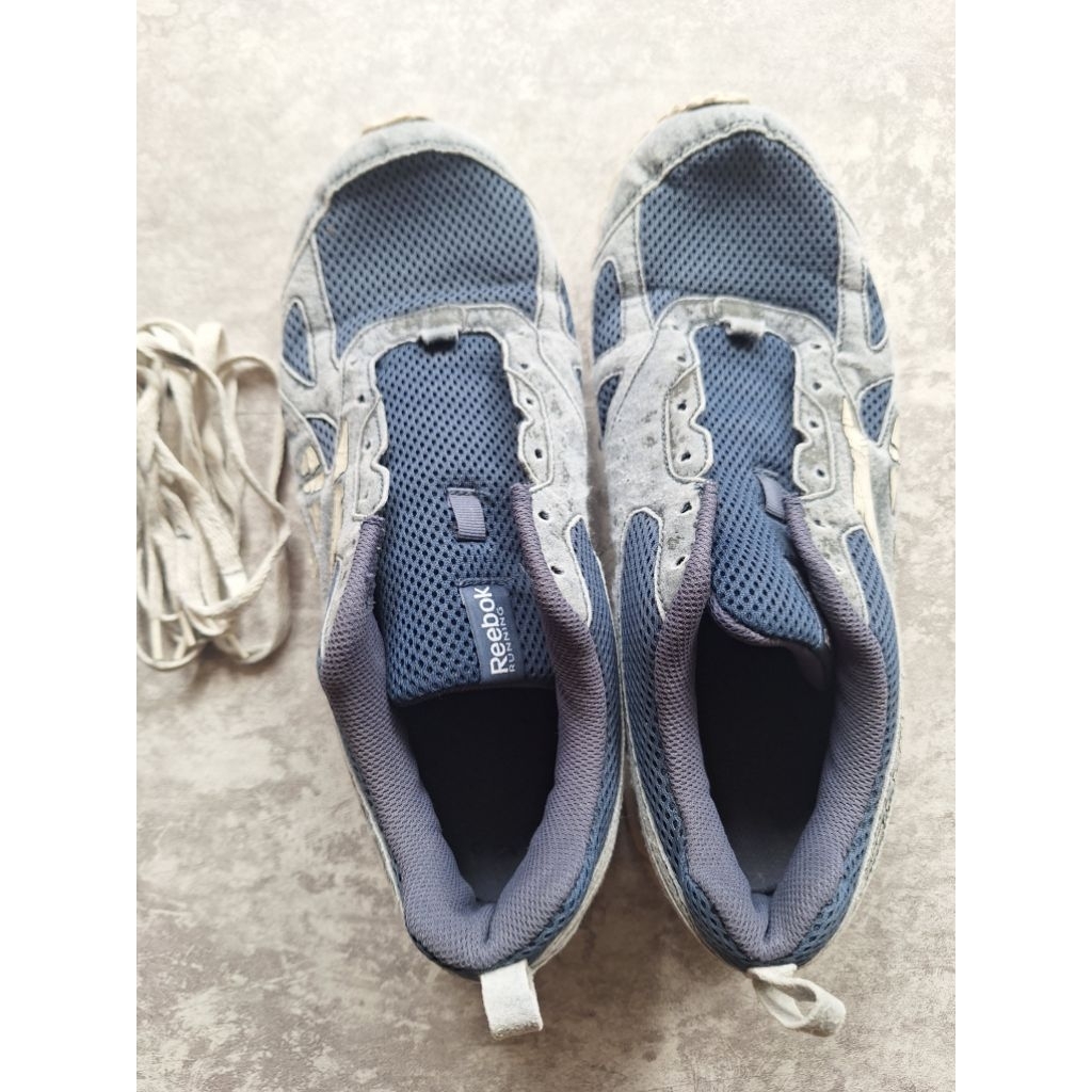 PRELOVED SEPATU REEBOK RUNNING SIZE 44 MINUS SESUAI FOTO SEPATU LARI PRIA COWOK SEPATU JALAN SANTAI 