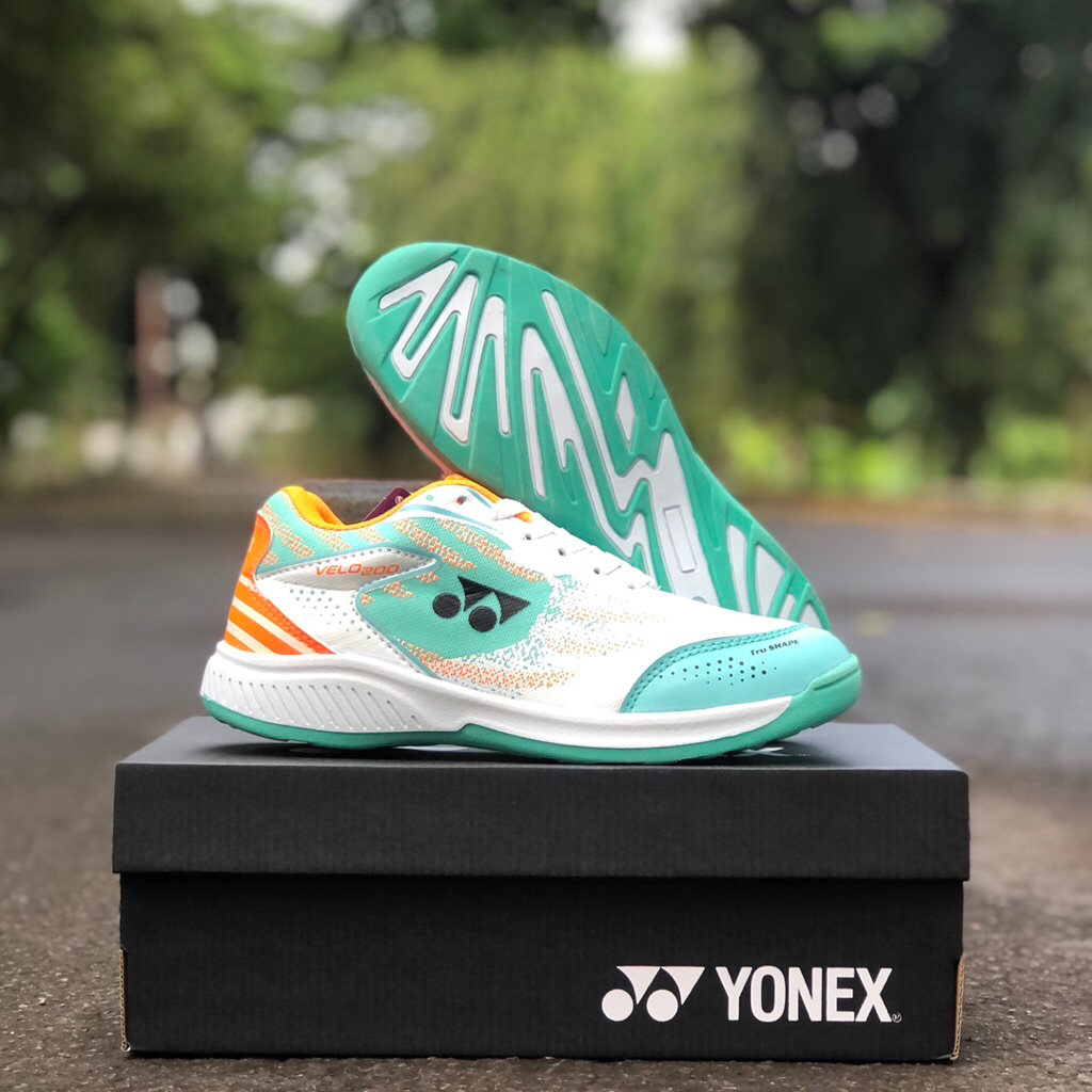 sepatu olahraga putih hijau yonex putih orange sole karet