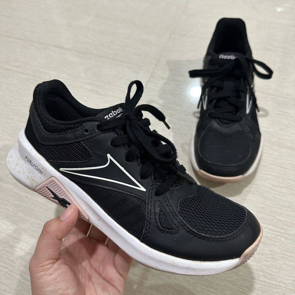 (22) Sepatu REEBOK Original Wanita