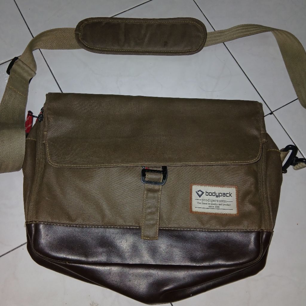 yasmin's corner - preloved tas bodypack prodigers series modest 2.0 shoulder bag