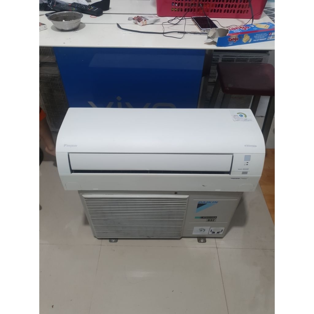 Second Ac Daikin inventer 1/2pk ( dingin Joss)