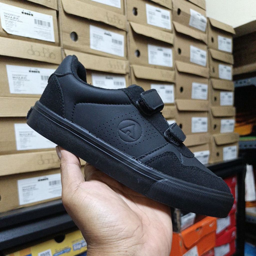 Sepatu sneakers anak Airwalk Carter JR Full Black Original Resmi Sport Station
