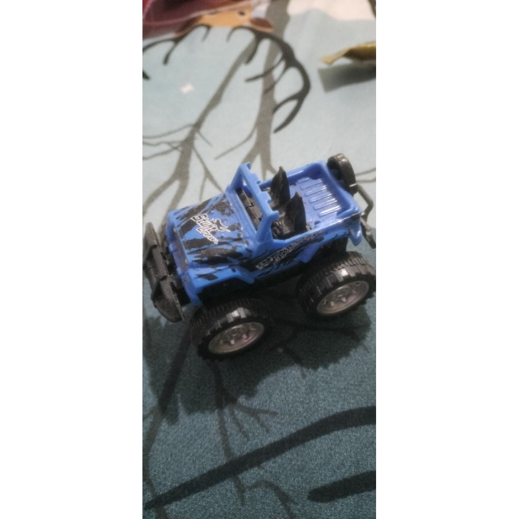 Mainan Mobil Jeep bekas