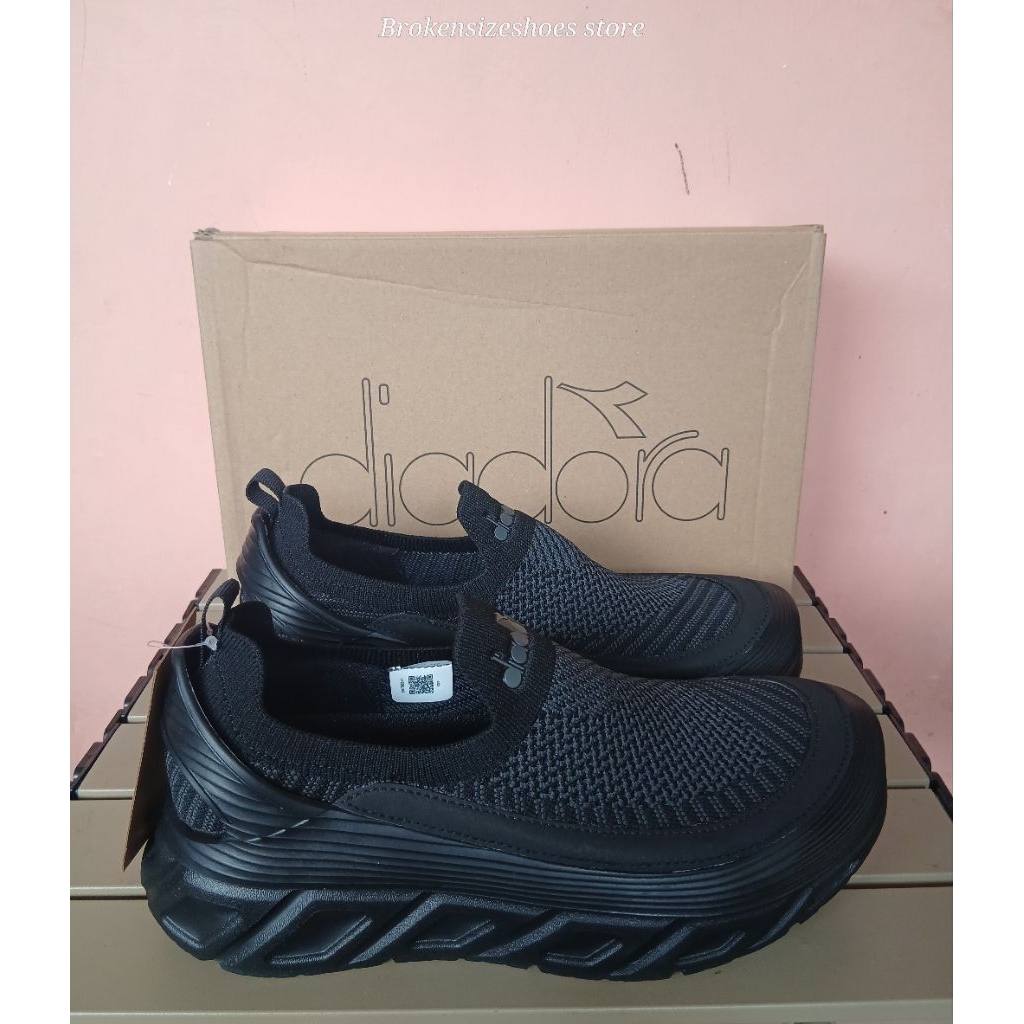Sepatu slip on Hitam polos Diadora Naoki Size 40 Original