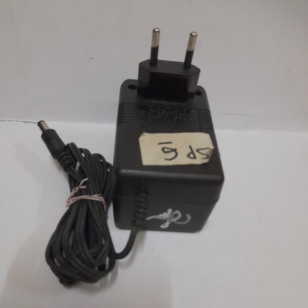 ADAPTOR :AC/DC MODEL UAE01004 OUTPUT: 12V 1 A