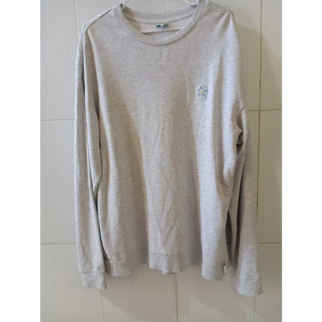 Sweater Abu-Abu Wanita