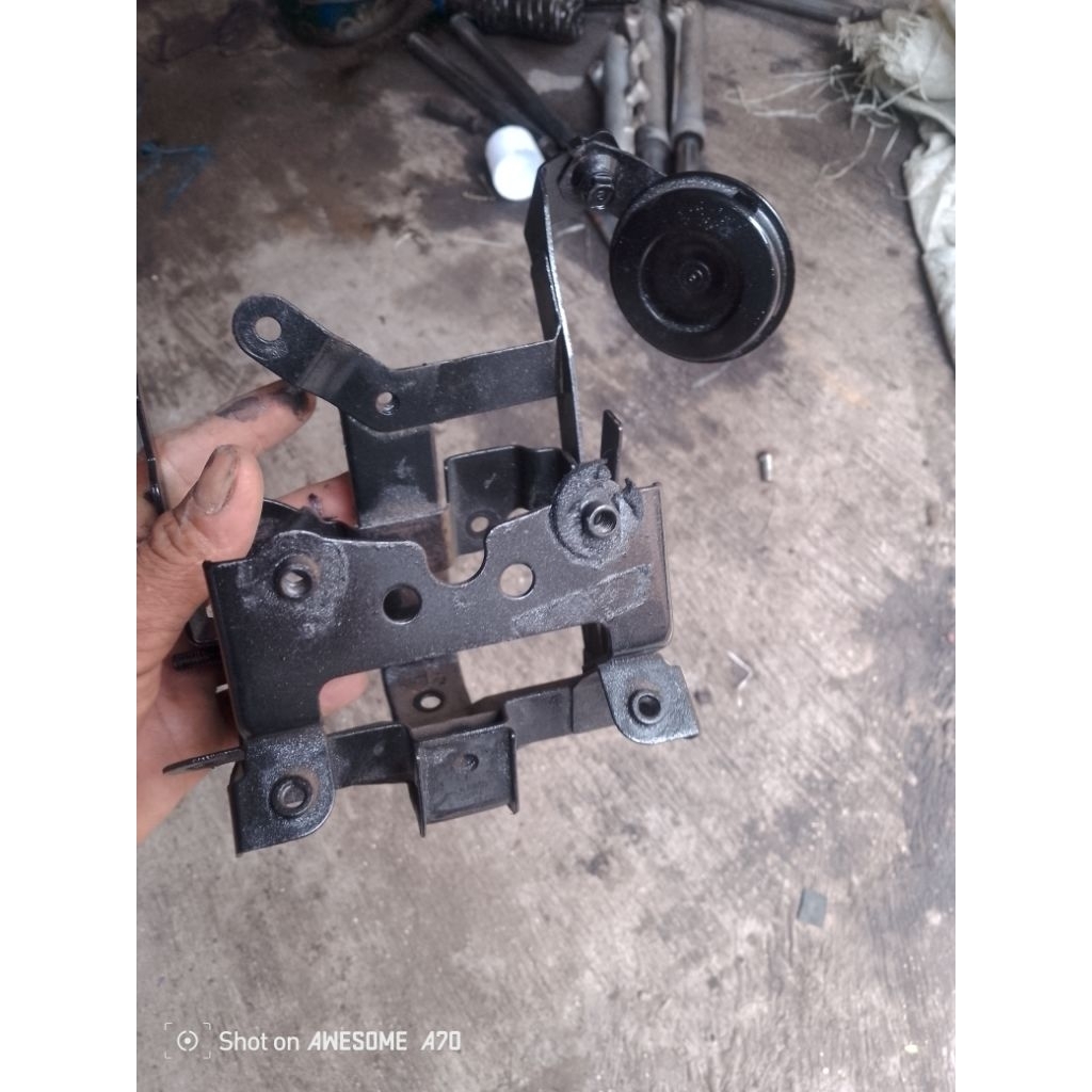 dudukan tameng+dudukan aki Vario 110 karbu old seken ORI copotan