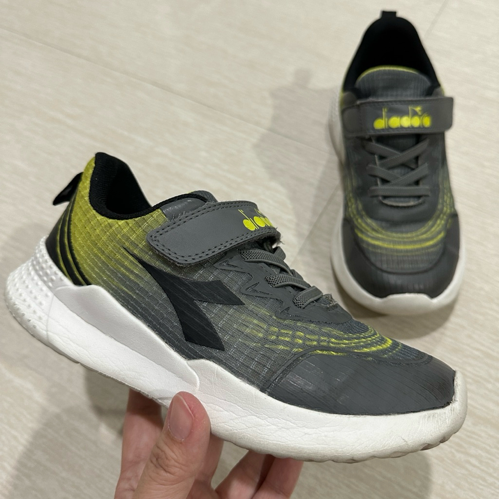 (22) Sepatu DIADORA Original Anak
