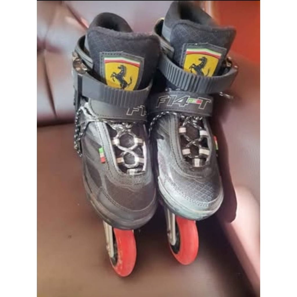 Sepatu Roda Inline Skate anak merk Ferrari F14T, kondisi mulus, jarang pakai, ukuran 36-39