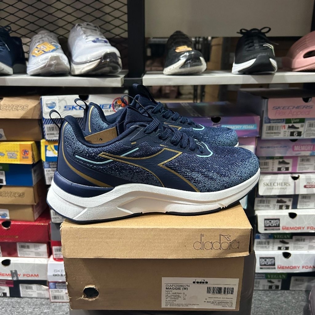 SEPATU LARI PRIA DIADORA MAGGIE NAVY