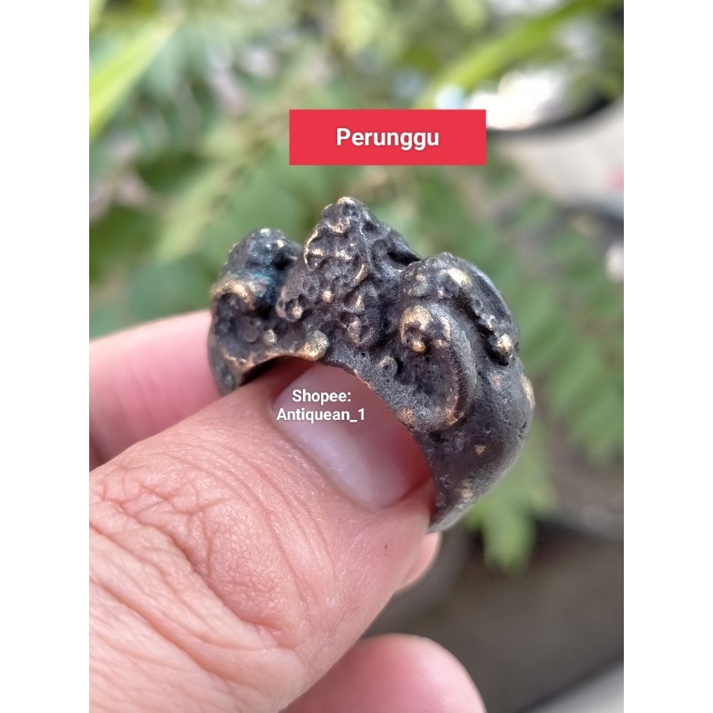 Cincin perunggu kuno sepuh motif mahkota temuan sungai 17