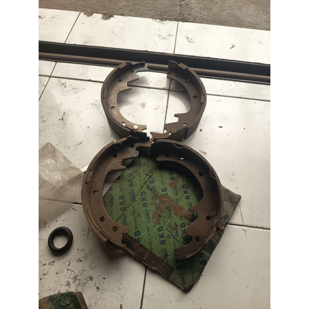 KAMPAS REM BELAKANG L300 BENSIN MERK AKEBONO